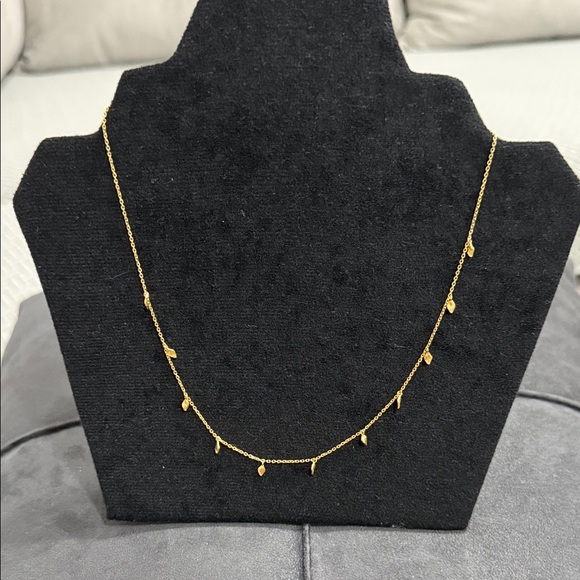 SAJ Elegant Gold Necklace with Leaf Accents 925 silver gold plated